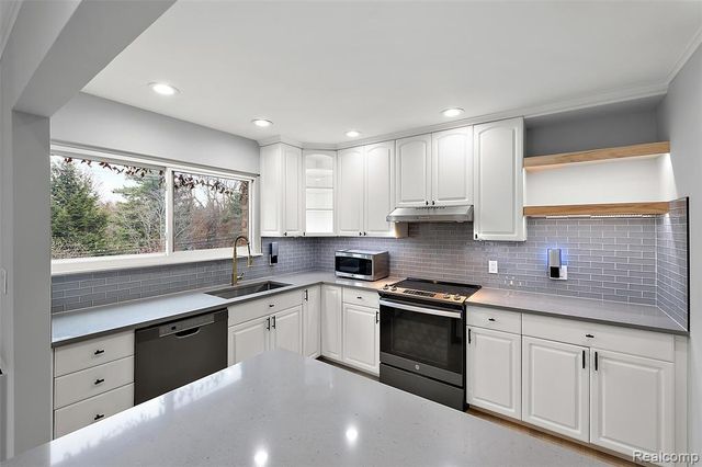 4047 W Maple Road 201, Bloomfield Hills, MI 48301