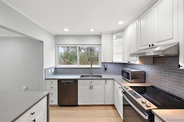 4047 W Maple Road 201, Bloomfield Hills, MI 48301