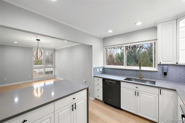 4047 W Maple Road 201, Bloomfield Hills, MI 48301