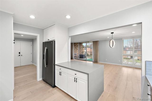 4047 W Maple Road 201, Bloomfield Hills, MI 48301