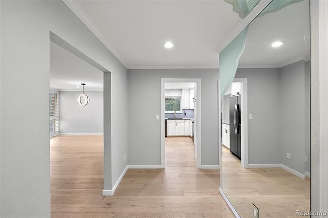 4047 W Maple Road 201, Bloomfield Hills, MI 48301