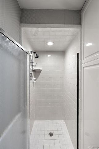 4047 W Maple Road 201, Bloomfield Hills, MI 48301