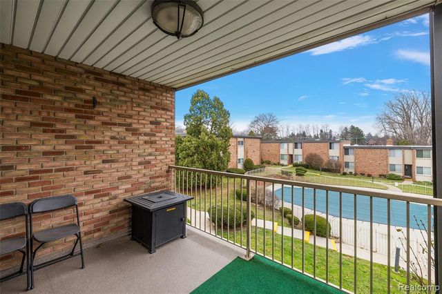 4047 W Maple Road 201, Bloomfield Hills, MI 48301
