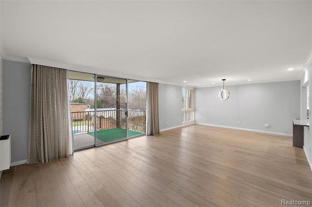 4047 W Maple Road 201, Bloomfield Hills, MI 48301