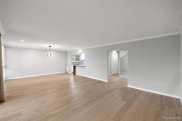 4047 W Maple Road 201, Bloomfield Hills, MI 48301