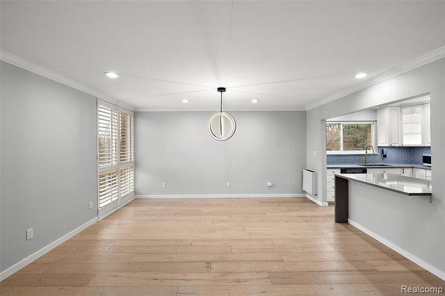 4047 W Maple Road 201, Bloomfield Hills, MI 48301