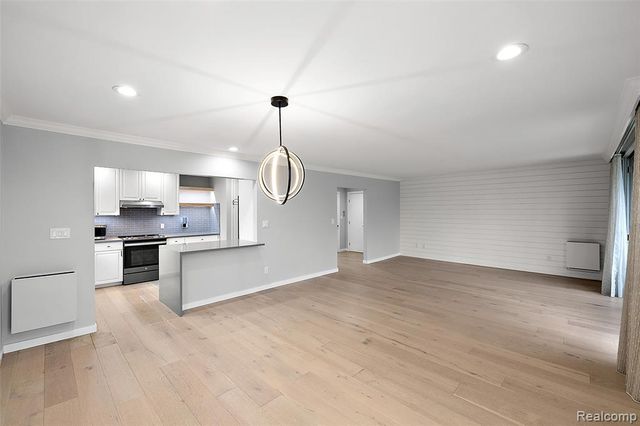 4047 W Maple Road 201, Bloomfield Hills, MI 48301