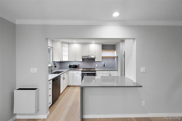 4047 W Maple Road 201, Bloomfield Hills, MI 48301