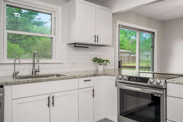 605 NW Lakeview Road, Blue Springs, MO 64014
