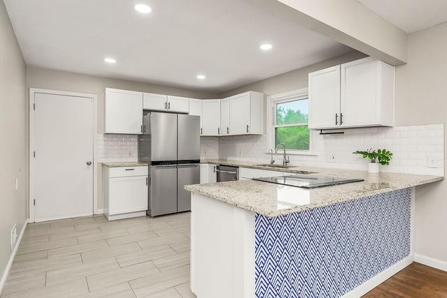 605 NW Lakeview Road, Blue Springs, MO 64014