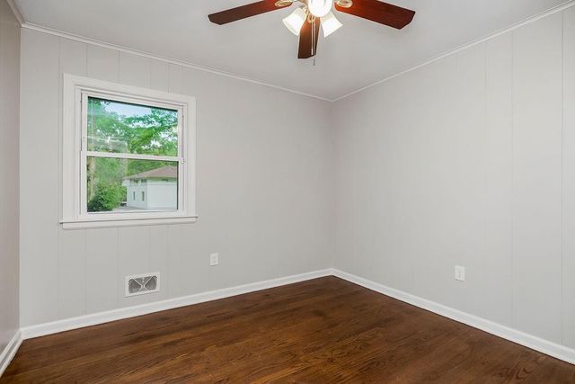 605 NW Lakeview Road, Blue Springs, MO 64014
