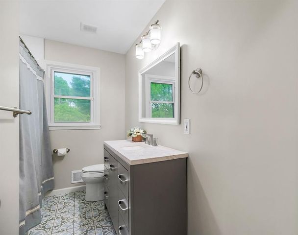 605 NW Lakeview Road, Blue Springs, MO 64014
