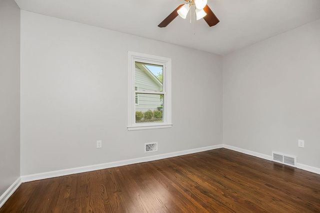 605 NW Lakeview Road, Blue Springs, MO 64014