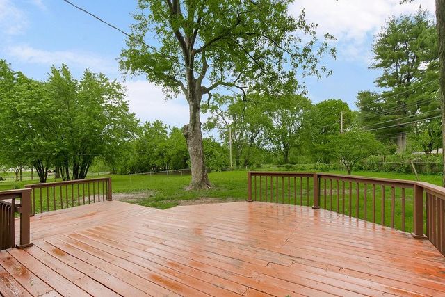 605 NW Lakeview Road, Blue Springs, MO 64014