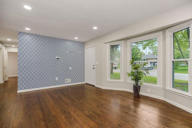 605 NW Lakeview Road, Blue Springs, MO 64014