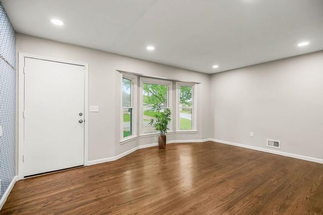 605 NW Lakeview Road, Blue Springs, MO 64014