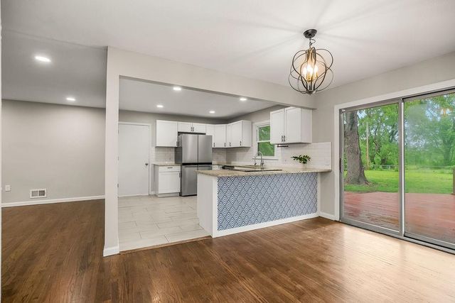605 NW Lakeview Road, Blue Springs, MO 64014