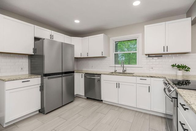 605 NW Lakeview Road, Blue Springs, MO 64014