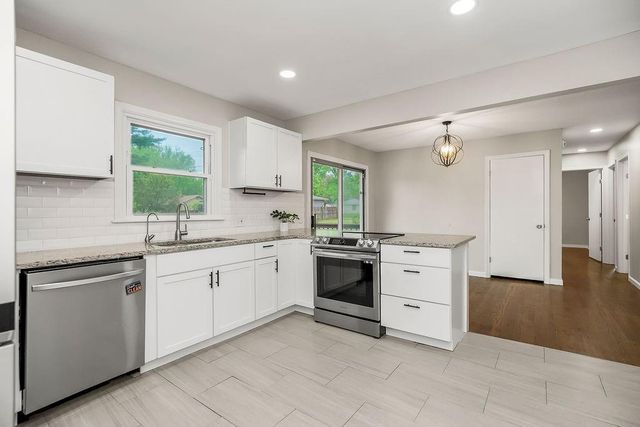 605 NW Lakeview Road, Blue Springs, MO 64014