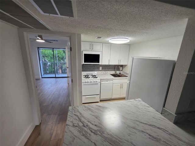 139 OYSTER BAY CIRCLE 300, Altamonte Springs, FL 32701