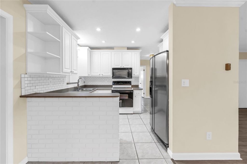 Image 17 of property listing at 6623 16TH STREET N, St Petersburg, FL 33704
