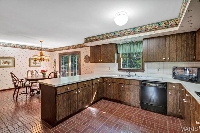 2344 Camberwell Drive, Des Peres, MO 63131
