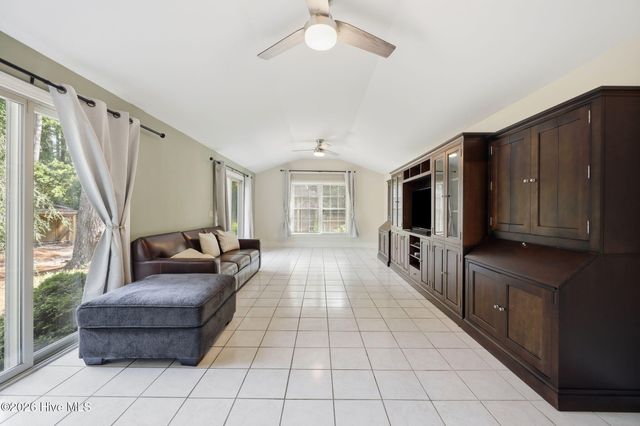300 King George Road, Greenville, NC 27858