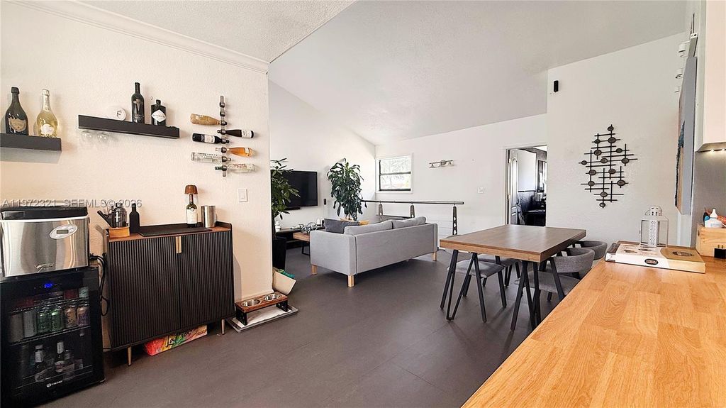 10231 Fontainebleau Blvd 203, Miami, FL 33172