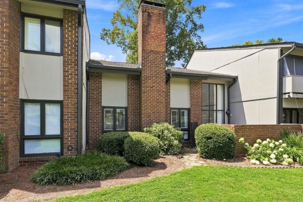 Image 19 of property listing at 3249 Clairmont North NE, Brookhaven, GA 30329