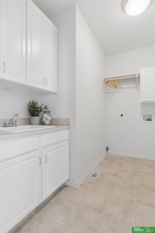 9801 S 28th Street, Bellevue, NE 68123