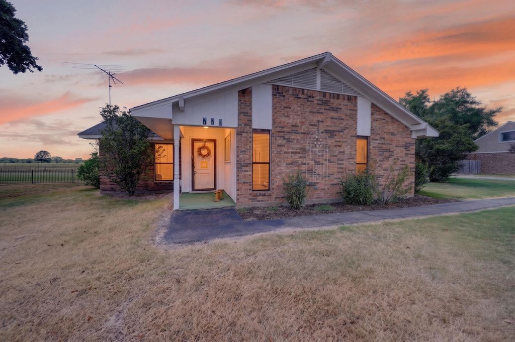 720 S Houston Street, Edgewood, TX 75117