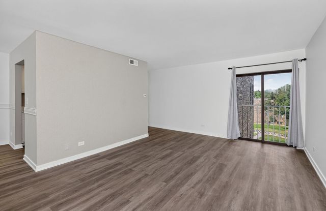 2212 Country Club Drive 21, Woodridge, IL 60517