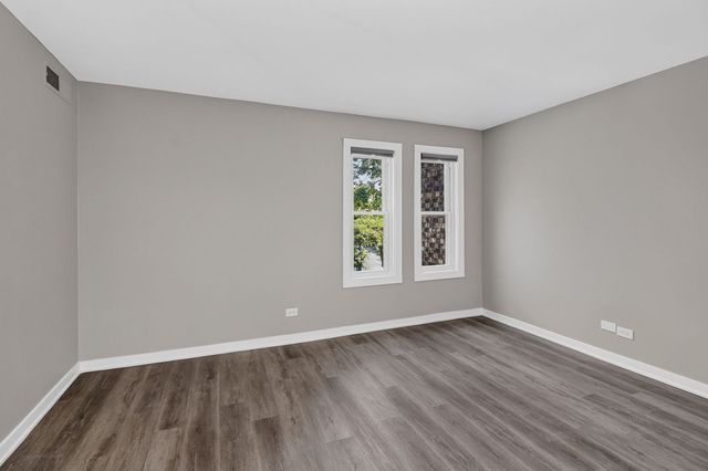2212 Country Club Drive 21, Woodridge, IL 60517