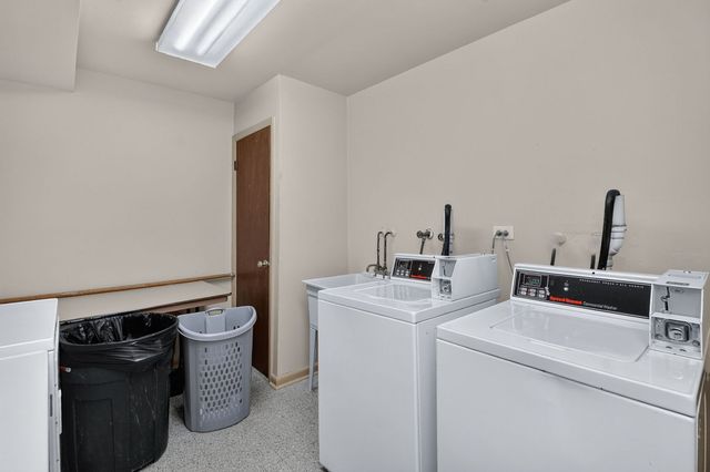 2212 Country Club Drive 21, Woodridge, IL 60517