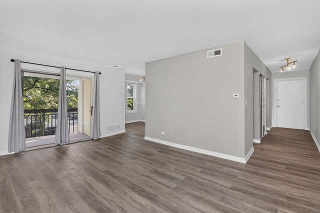 2212 Country Club Drive 21, Woodridge, IL 60517
