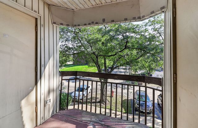 2212 Country Club Drive 21, Woodridge, IL 60517