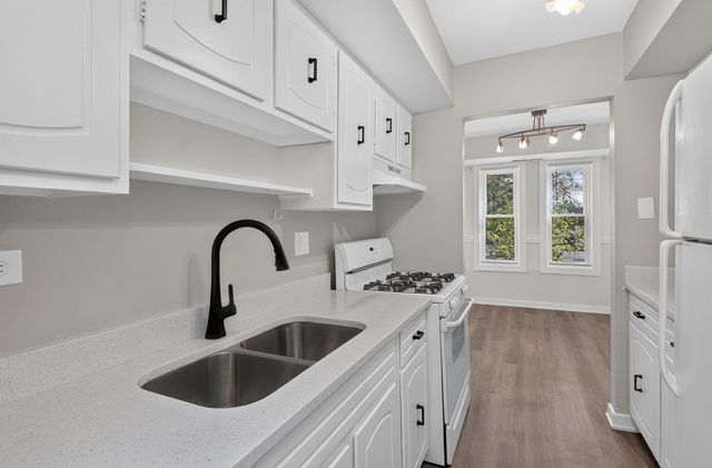 2212 Country Club Drive 21, Woodridge, IL 60517