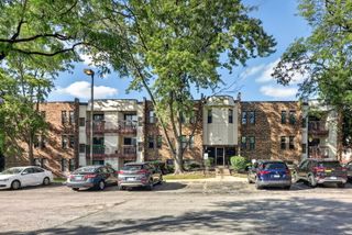 2212 Country Club Drive 21, Woodridge, IL 60517