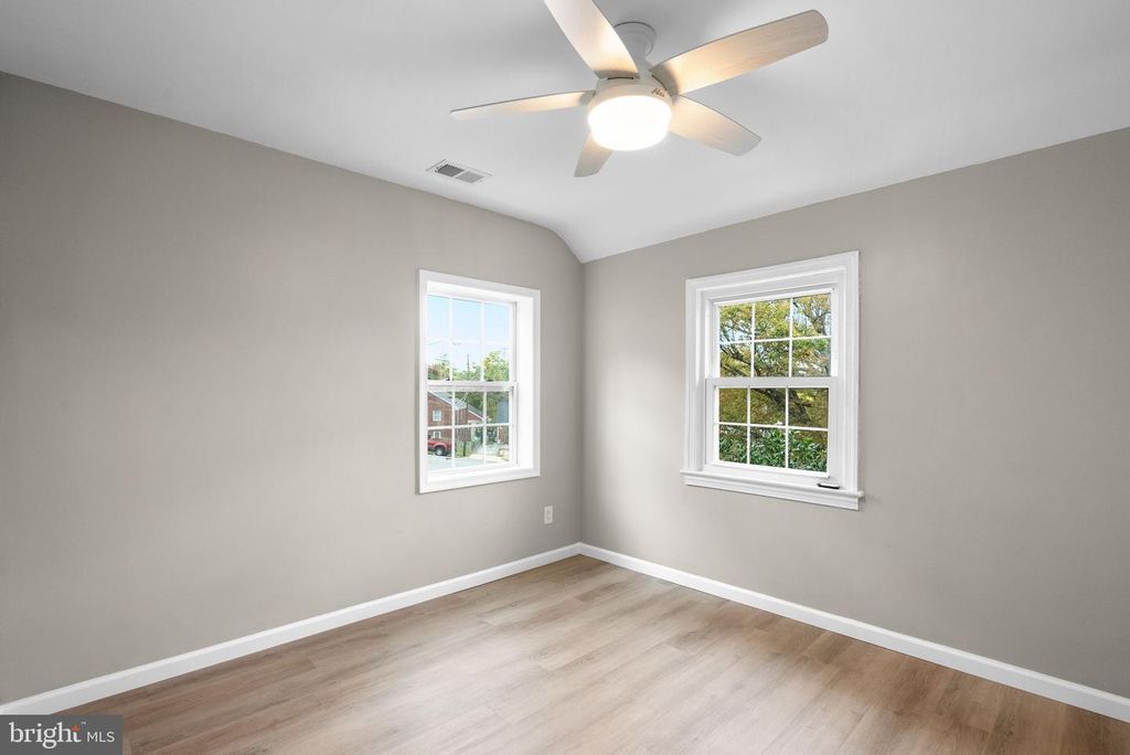 Image 14 of property listing at 5403 14TH PL, Hyattsville, MD 20782