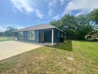 513 W China ST B, Lockhart, TX 78644