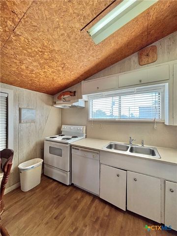 307 N 12th, Port O'connor, TX 77982