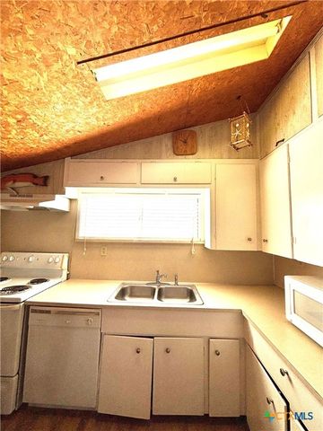 307 N 12th, Port O'connor, TX 77982