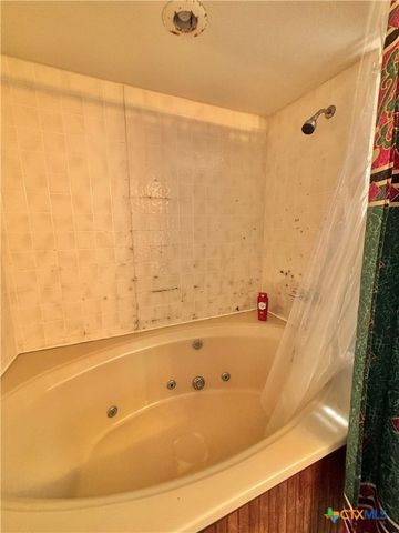 307 N 12th, Port O'connor, TX 77982