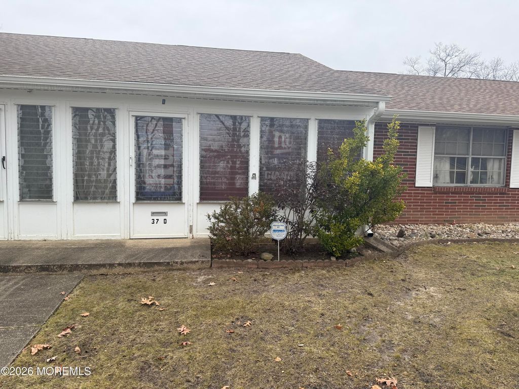 37D Cambridge Court, Lakewood, NJ 08701