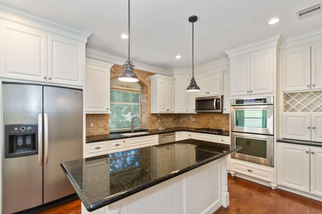23 Vista Mill Place, The Woodlands, TX 77382