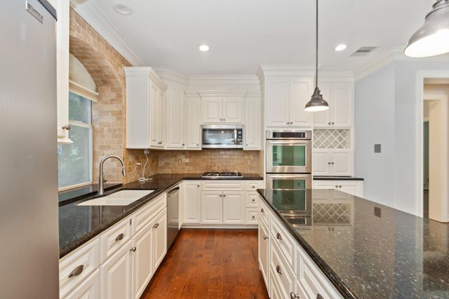 23 Vista Mill Place, The Woodlands, TX 77382