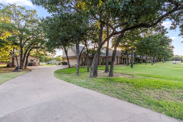 3900 Creekside Court, Burleson, TX 76028