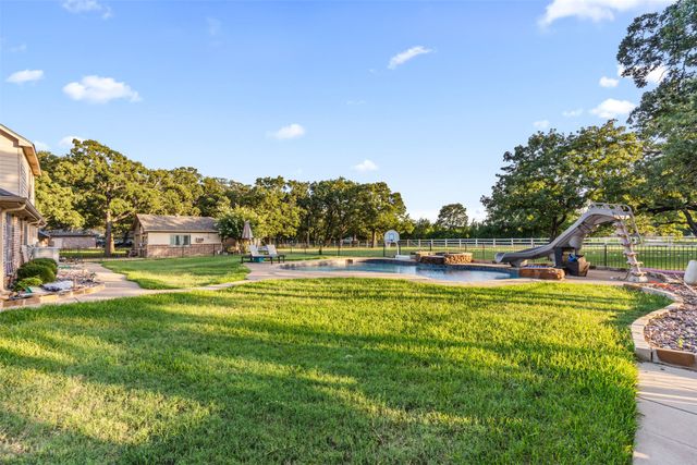 3900 Creekside Court, Burleson, TX 76028