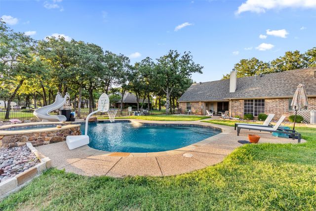 3900 Creekside Court, Burleson, TX 76028
