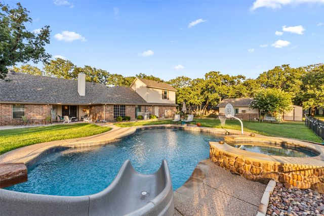 3900 Creekside Court, Burleson, TX 76028
